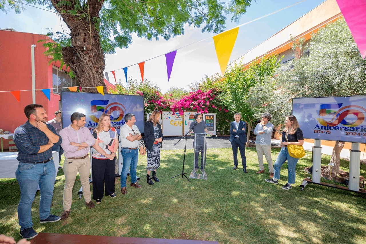Alumnos del CEIP La Paz en el pasillo del colegio