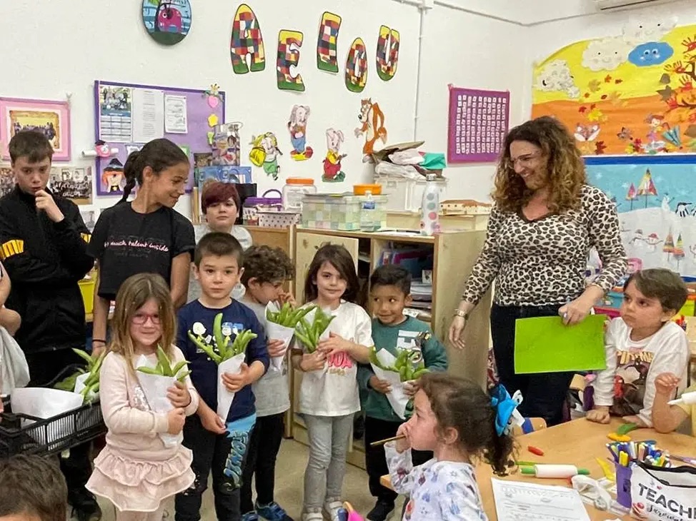 Ninos jugando en el patio del colegio