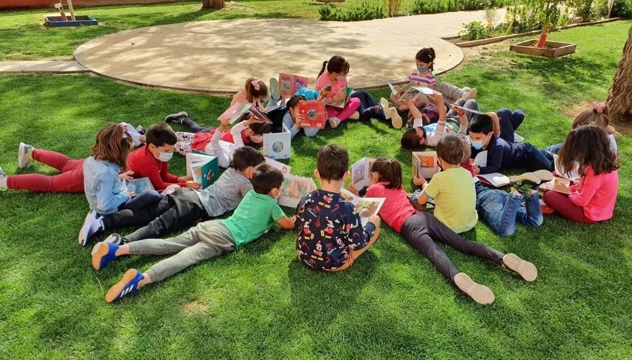 Profesora leyendo un cuento a los alumnos
